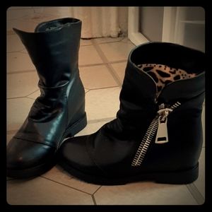 Hidden wedge boots